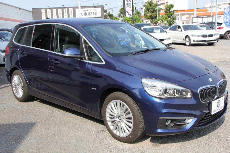 BMW 2シリーズ 218d ｸﾞﾗﾝﾂｱﾗｰ ﾗｸﾞｼﾞｭｱﾘｰ 3列7人乗 追従ACC HUD 変更後ﾀｯﾁ画面ﾅﾋﾞﾋｰﾀｰ黒革 LEDﾍｯﾄﾞﾗｲﾄ ｺﾝﾌｫｰﾄP 電動ﾘｱｹﾞｰﾄ ｽﾏｰﾄｷｰ 衝突軽減ﾌﾞﾚｰｷ 車線逸脱警告 歩行者警告 Pｱｼｽﾄ 2年保証