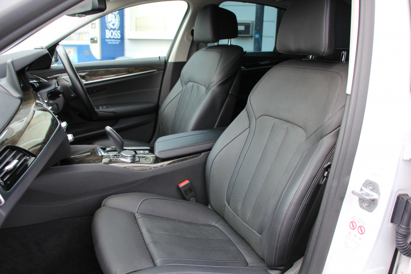 BMW 5シリーズ 523d ﾗｸﾞｼﾞｭｱﾘｰ ｺﾝﾌｫｰﾄP 1ｵｰﾅ 真珠色 変更後新ﾒｰﾀｰ 全ﾋｰﾀｰ黒革 ﾍﾞﾝﾁﾚｰｼｮﾝ&ﾏｯｻｰｼﾞ付ｺﾝﾌｫｰﾄｼｰﾄ ｿﾌﾄｸﾛｰｽﾞﾄﾞｱ HUD 追従ACC ｽﾃｱﾘﾝｸﾞｻﾎﾟｰﾄ ﾀｯﾁ画面対応ﾅﾋﾞTV 360度ｶﾒﾗ LEDﾍｯﾄﾞﾗｲﾄ PDC緊急ﾌﾞﾚｰｷ 2年保証