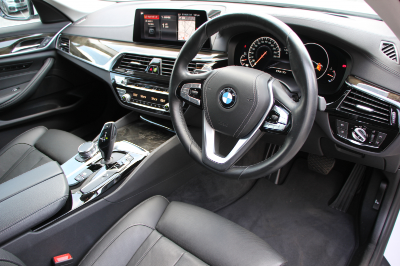 BMW 5シリーズ 523d ﾗｸﾞｼﾞｭｱﾘｰ ｺﾝﾌｫｰﾄP 1ｵｰﾅ 真珠色 変更後新ﾒｰﾀｰ 全ﾋｰﾀｰ黒革 ﾍﾞﾝﾁﾚｰｼｮﾝ&ﾏｯｻｰｼﾞ付ｺﾝﾌｫｰﾄｼｰﾄ ｿﾌﾄｸﾛｰｽﾞﾄﾞｱ HUD 追従ACC ｽﾃｱﾘﾝｸﾞｻﾎﾟｰﾄ ﾀｯﾁ画面対応ﾅﾋﾞTV 360度ｶﾒﾗ LEDﾍｯﾄﾞﾗｲﾄ PDC緊急ﾌﾞﾚｰｷ 2年保証