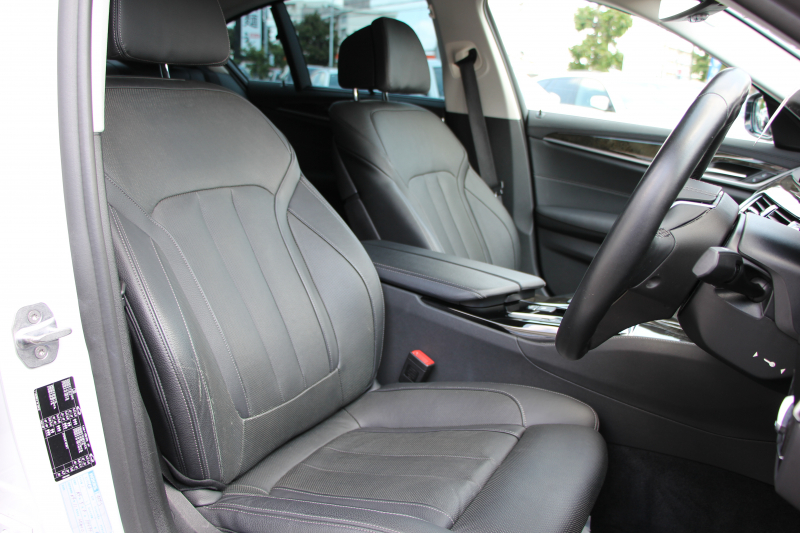 BMW 5シリーズ 523d ﾗｸﾞｼﾞｭｱﾘｰ ｺﾝﾌｫｰﾄP 1ｵｰﾅ 真珠色 変更後新ﾒｰﾀｰ 全ﾋｰﾀｰ黒革 ﾍﾞﾝﾁﾚｰｼｮﾝ&ﾏｯｻｰｼﾞ付ｺﾝﾌｫｰﾄｼｰﾄ ｿﾌﾄｸﾛｰｽﾞﾄﾞｱ HUD 追従ACC ｽﾃｱﾘﾝｸﾞｻﾎﾟｰﾄ ﾀｯﾁ画面対応ﾅﾋﾞTV 360度ｶﾒﾗ LEDﾍｯﾄﾞﾗｲﾄ PDC緊急ﾌﾞﾚｰｷ 2年保証