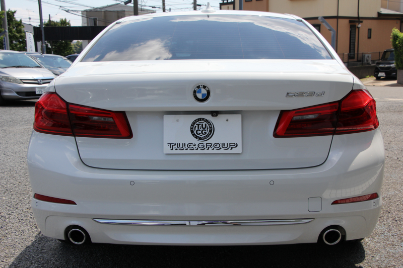 BMW 5シリーズ 523d ﾗｸﾞｼﾞｭｱﾘｰ ｺﾝﾌｫｰﾄP 1ｵｰﾅ 真珠色 変更後新ﾒｰﾀｰ 全ﾋｰﾀｰ黒革 ﾍﾞﾝﾁﾚｰｼｮﾝ&ﾏｯｻｰｼﾞ付ｺﾝﾌｫｰﾄｼｰﾄ ｿﾌﾄｸﾛｰｽﾞﾄﾞｱ HUD 追従ACC ｽﾃｱﾘﾝｸﾞｻﾎﾟｰﾄ ﾀｯﾁ画面対応ﾅﾋﾞTV 360度ｶﾒﾗ LEDﾍｯﾄﾞﾗｲﾄ PDC緊急ﾌﾞﾚｰｷ 2年保証
