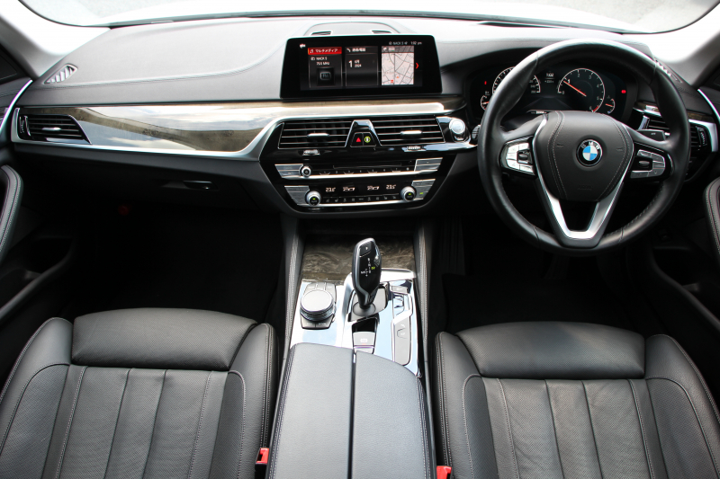 BMW 5シリーズ 523d ﾗｸﾞｼﾞｭｱﾘｰ ｺﾝﾌｫｰﾄP 1ｵｰﾅ 真珠色 変更後新ﾒｰﾀｰ 全ﾋｰﾀｰ黒革 ﾍﾞﾝﾁﾚｰｼｮﾝ&ﾏｯｻｰｼﾞ付ｺﾝﾌｫｰﾄｼｰﾄ ｿﾌﾄｸﾛｰｽﾞﾄﾞｱ HUD 追従ACC ｽﾃｱﾘﾝｸﾞｻﾎﾟｰﾄ ﾀｯﾁ画面対応ﾅﾋﾞTV 360度ｶﾒﾗ LEDﾍｯﾄﾞﾗｲﾄ PDC緊急ﾌﾞﾚｰｷ 2年保証