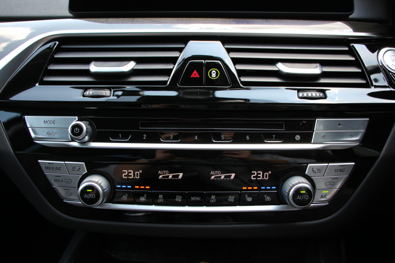 BMW 5シリーズ 523d ﾗｸﾞｼﾞｭｱﾘｰ ｺﾝﾌｫｰﾄP 1ｵｰﾅ 真珠色 変更後新ﾒｰﾀｰ 全ﾋｰﾀｰ黒革 ﾍﾞﾝﾁﾚｰｼｮﾝ&ﾏｯｻｰｼﾞ付ｺﾝﾌｫｰﾄｼｰﾄ ｿﾌﾄｸﾛｰｽﾞﾄﾞｱ HUD 追従ACC ｽﾃｱﾘﾝｸﾞｻﾎﾟｰﾄ ﾀｯﾁ画面対応ﾅﾋﾞTV 360度ｶﾒﾗ LEDﾍｯﾄﾞﾗｲﾄ PDC緊急ﾌﾞﾚｰｷ 2年保証