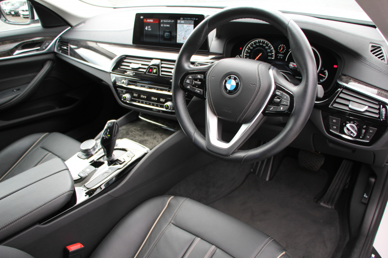 BMW 5シリーズ 530i ﾗｸﾞｼﾞｭｱﾘｰ 真珠色 高出力 252馬力 全ﾋｰﾀｰ黒革 追従ACC ｽﾃｱﾘﾝｸﾞｻﾎﾟｰﾄ ﾌﾙｾｸﾞTV ﾀｯﾁ画面HDDﾅﾋﾞTV 360度ｶﾒﾗ LEDﾍｯﾄﾞﾗｲﾄ ｵｰﾄﾊｲﾋﾞｰﾑ ｱﾝﾋﾞｴﾝﾄﾗｲﾄ ｽﾏｰﾄｷｰ PDC緊急ﾌﾞﾚｰｷ 2年保証