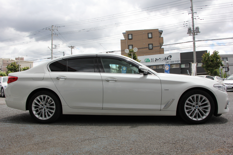 BMW 5シリーズ 530i ﾗｸﾞｼﾞｭｱﾘｰ 真珠色 高出力 252馬力 全ﾋｰﾀｰ黒革 追従ACC ｽﾃｱﾘﾝｸﾞｻﾎﾟｰﾄ ﾌﾙｾｸﾞTV ﾀｯﾁ画面HDDﾅﾋﾞTV 360度ｶﾒﾗ LEDﾍｯﾄﾞﾗｲﾄ ｵｰﾄﾊｲﾋﾞｰﾑ ｱﾝﾋﾞｴﾝﾄﾗｲﾄ ｽﾏｰﾄｷｰ PDC緊急ﾌﾞﾚｰｷ 2年保証