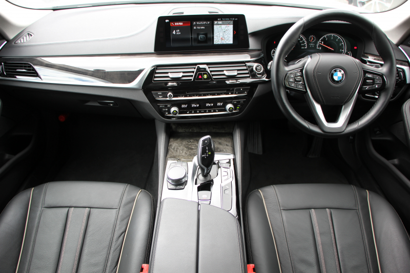 BMW 5シリーズ 530i ﾗｸﾞｼﾞｭｱﾘｰ 真珠色 高出力 252馬力 全ﾋｰﾀｰ黒革 追従ACC ｽﾃｱﾘﾝｸﾞｻﾎﾟｰﾄ ﾌﾙｾｸﾞTV ﾀｯﾁ画面HDDﾅﾋﾞTV 360度ｶﾒﾗ LEDﾍｯﾄﾞﾗｲﾄ ｵｰﾄﾊｲﾋﾞｰﾑ ｱﾝﾋﾞｴﾝﾄﾗｲﾄ ｽﾏｰﾄｷｰ PDC緊急ﾌﾞﾚｰｷ 2年保証