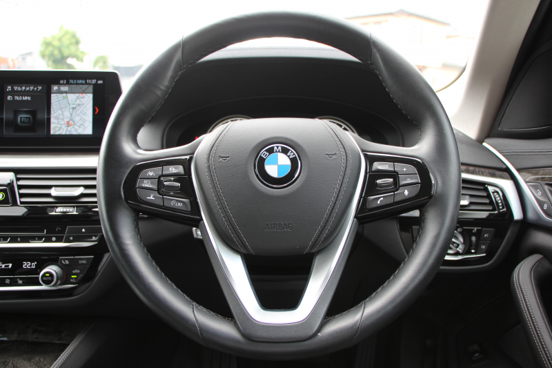 BMW 5シリーズ 530i ﾗｸﾞｼﾞｭｱﾘｰ 真珠色 高出力 252馬力 全ﾋｰﾀｰ黒革 追従ACC ｽﾃｱﾘﾝｸﾞｻﾎﾟｰﾄ ﾌﾙｾｸﾞTV ﾀｯﾁ画面HDDﾅﾋﾞTV 360度ｶﾒﾗ LEDﾍｯﾄﾞﾗｲﾄ ｵｰﾄﾊｲﾋﾞｰﾑ ｱﾝﾋﾞｴﾝﾄﾗｲﾄ ｽﾏｰﾄｷｰ PDC緊急ﾌﾞﾚｰｷ 2年保証