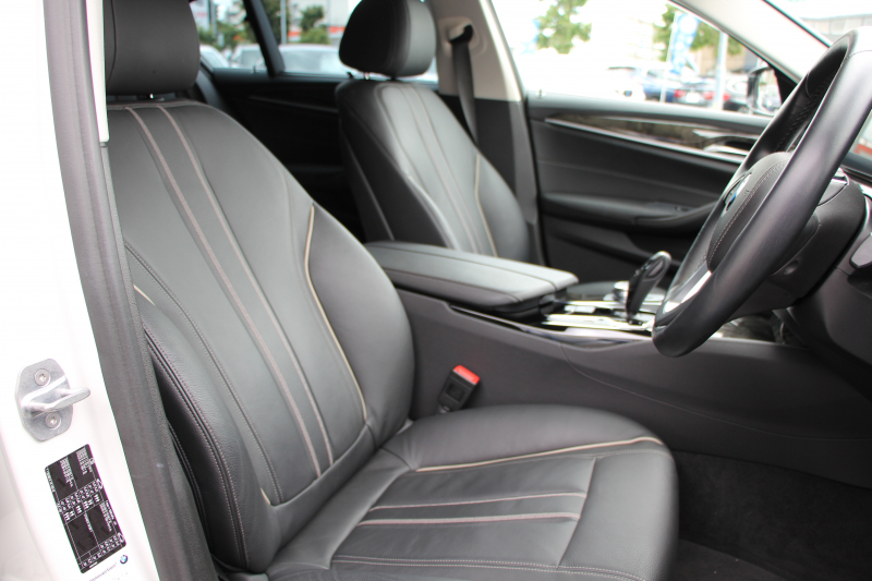 BMW 5シリーズ 530i ﾗｸﾞｼﾞｭｱﾘｰ 真珠色 高出力 252馬力 全ﾋｰﾀｰ黒革 追従ACC ｽﾃｱﾘﾝｸﾞｻﾎﾟｰﾄ ﾌﾙｾｸﾞTV ﾀｯﾁ画面HDDﾅﾋﾞTV 360度ｶﾒﾗ LEDﾍｯﾄﾞﾗｲﾄ ｵｰﾄﾊｲﾋﾞｰﾑ ｱﾝﾋﾞｴﾝﾄﾗｲﾄ ｽﾏｰﾄｷｰ PDC緊急ﾌﾞﾚｰｷ 2年保証