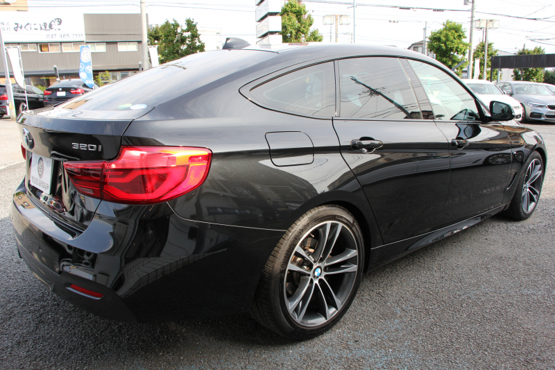 BMW 3シリーズ 320i ｸﾞﾗﾝﾂｰﾘｽﾓ Mｽﾎﾟｰﾂ 後期LCI 新ｴﾝｼﾞﾝ ﾋｰﾀｰ黒革 LEDﾍｯﾄﾞﾗｲﾄ&ﾃｰﾙ 追従ACC ﾚｰﾝﾁｪﾝｼﾞ警告 衝突軽減ﾌﾞﾚｰｷ 車線逸脱警告 歩行者警告 HDDﾅﾋﾞTOPﾋﾞｭｰｶﾒﾗ ｻｲﾄﾞﾋﾞｭｰｶﾒﾗ 電動ﾄﾗﾝｸ ｽﾏｰﾄｷｰ 2年保証