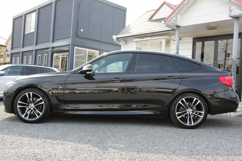 BMW 3シリーズ 320i ｸﾞﾗﾝﾂｰﾘｽﾓ Mｽﾎﾟｰﾂ 後期LCI 新ｴﾝｼﾞﾝ ﾋｰﾀｰ黒革 LEDﾍｯﾄﾞﾗｲﾄ&ﾃｰﾙ 追従ACC ﾚｰﾝﾁｪﾝｼﾞ警告 衝突軽減ﾌﾞﾚｰｷ 車線逸脱警告 歩行者警告 HDDﾅﾋﾞTOPﾋﾞｭｰｶﾒﾗ ｻｲﾄﾞﾋﾞｭｰｶﾒﾗ 電動ﾄﾗﾝｸ ｽﾏｰﾄｷｰ 2年保証