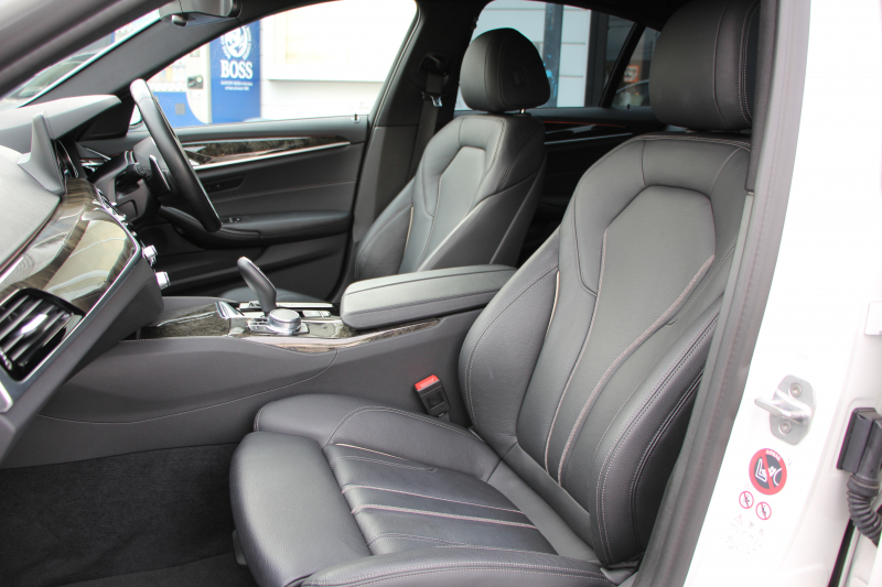 BMW 5シリーズ 530i Mｽﾎﾟｰﾂ 高出力 252馬力 ｻﾝﾙｰﾌ 全ﾋｰﾀｰ黒革 追従ACC ｽﾃｱﾘﾝｸﾞｻﾎﾟｰﾄ LEDﾍｯﾄﾞﾗｲﾄ ｵｰﾄﾊｲﾋﾞｰﾑ ﾀｯﾁ画面HDDﾅﾋﾞTV 360度ｶﾒﾗ 電動ﾄﾗﾝｸ 19AW Mｽﾎﾟｰﾂﾌﾞﾚｰｷ PDC緊急ﾌﾞﾚｰｷ 2年保証