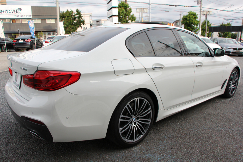 BMW 5シリーズ 530i Mｽﾎﾟｰﾂ 高出力 252馬力 ｻﾝﾙｰﾌ 全ﾋｰﾀｰ黒革 追従ACC ｽﾃｱﾘﾝｸﾞｻﾎﾟｰﾄ LEDﾍｯﾄﾞﾗｲﾄ ｵｰﾄﾊｲﾋﾞｰﾑ ﾀｯﾁ画面HDDﾅﾋﾞTV 360度ｶﾒﾗ 電動ﾄﾗﾝｸ 19AW Mｽﾎﾟｰﾂﾌﾞﾚｰｷ PDC緊急ﾌﾞﾚｰｷ 2年保証