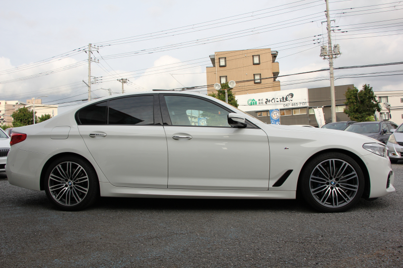 BMW 5シリーズ 530i Mｽﾎﾟｰﾂ 高出力 252馬力 ｻﾝﾙｰﾌ 全ﾋｰﾀｰ黒革 追従ACC ｽﾃｱﾘﾝｸﾞｻﾎﾟｰﾄ LEDﾍｯﾄﾞﾗｲﾄ ｵｰﾄﾊｲﾋﾞｰﾑ ﾀｯﾁ画面HDDﾅﾋﾞTV 360度ｶﾒﾗ 電動ﾄﾗﾝｸ 19AW Mｽﾎﾟｰﾂﾌﾞﾚｰｷ PDC緊急ﾌﾞﾚｰｷ 2年保証