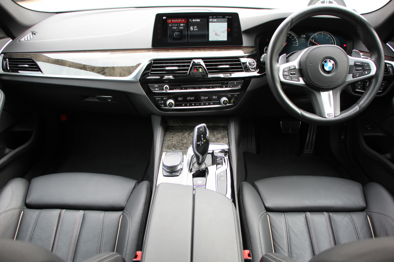 BMW 5シリーズ 530i Mｽﾎﾟｰﾂ 高出力 252馬力 ｻﾝﾙｰﾌ 全ﾋｰﾀｰ黒革 追従ACC ｽﾃｱﾘﾝｸﾞｻﾎﾟｰﾄ LEDﾍｯﾄﾞﾗｲﾄ ｵｰﾄﾊｲﾋﾞｰﾑ ﾀｯﾁ画面HDDﾅﾋﾞTV 360度ｶﾒﾗ 電動ﾄﾗﾝｸ 19AW Mｽﾎﾟｰﾂﾌﾞﾚｰｷ PDC緊急ﾌﾞﾚｰｷ 2年保証