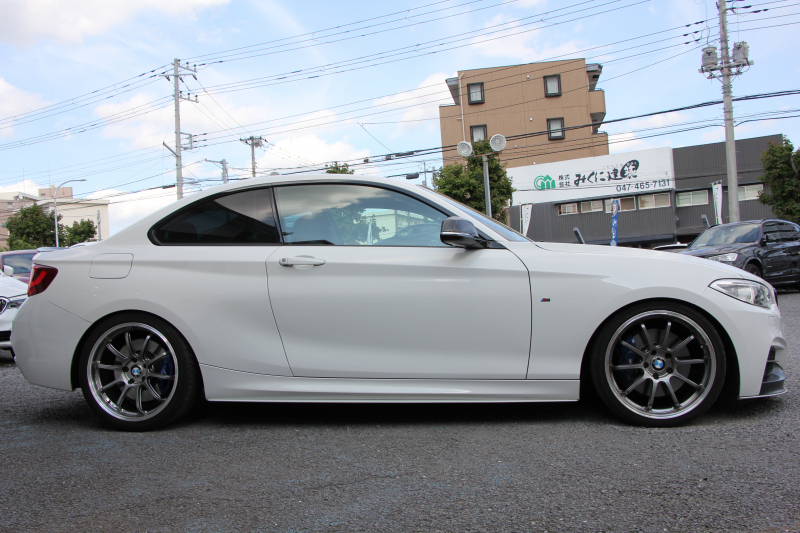 BMW 2シリーズ M235i ｸｰﾍﾟ直6ﾀｰﾎﾞ326馬力 Mﾊﾟﾌｫｰﾏﾝｽｴｱﾛ ｱﾄﾞﾊﾞﾝﾚｰｼﾝｸﾞ鍛造19AW ｱﾀﾞﾌﾟﾃｨﾌﾞMｻｽ ﾌﾙｾｸﾞTV Bｶﾒﾗ&ﾘｱPDC 衝突軽減ﾌﾞﾚｰｷ 車線逸脱警告 歩行者警告 ﾌﾞﾚｰｷ付ｸﾙｺﾝ ﾊﾟﾄﾞﾙｼﾌﾄ 8速AT ﾀｯﾁﾊﾟｯﾄﾞ対応HDDﾅﾋﾞ2年保証