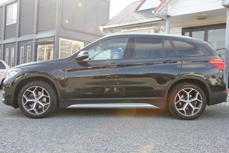 BMW X1 Xﾄﾞﾗｲﾌﾞ18d Xﾗｲﾝ ﾊｲﾗｲﾝ 変更後ﾓﾃﾞﾙ 中期 HUD 追従ACC ﾋｰﾀｰ黒革 ﾊﾟﾜｰｼｰﾄ 変更後ｼｰﾄ ﾀｯﾁﾊﾟﾈﾙ対応iﾄﾞﾗｲﾌﾞHDDﾅﾋﾞﾌﾙｾｸﾞTV Pｱｼｽﾄ Bｶﾒﾗ 新型DSRCﾙｰﾑﾐﾗｰ 電動ﾄﾗﾝｸ USB-C 衝突軽減ﾌﾞﾚｰｷ 車線逸脱警告 歩行者警告 2年保証