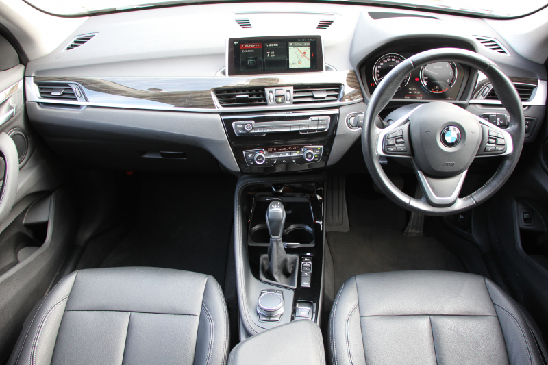 BMW X1 Xﾄﾞﾗｲﾌﾞ18d Xﾗｲﾝ ﾊｲﾗｲﾝ 変更後ﾓﾃﾞﾙ 中期 HUD 追従ACC ﾋｰﾀｰ黒革 ﾊﾟﾜｰｼｰﾄ 変更後ｼｰﾄ ﾀｯﾁﾊﾟﾈﾙ対応iﾄﾞﾗｲﾌﾞHDDﾅﾋﾞﾌﾙｾｸﾞTV Pｱｼｽﾄ Bｶﾒﾗ 新型DSRCﾙｰﾑﾐﾗｰ 電動ﾄﾗﾝｸ USB-C 衝突軽減ﾌﾞﾚｰｷ 車線逸脱警告 歩行者警告 2年保証