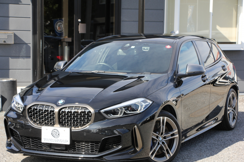 BMW 1シリーズ M135i Xdrive ﾃﾞﾋﾞｭｰP 4WD☆期間限定掲載☆1ｵｰﾅ 306馬力 Mｽﾎﾟｰﾂｼｰﾄ ｱﾀﾞﾌﾟﾃｨﾌﾞｻｽ Mｼｰﾄﾍﾞﾙﾄ ｼｰﾄﾋｰﾀｰ ｺﾝﾌｫｰﾄP ﾗｲﾌﾞｺｯｸﾋﾟｯﾄ 追ACC 電動ﾄﾗﾝｸ ｱｯﾌﾟﾙｶｰﾌﾟﾚｲ対応 純正ﾅﾋﾞPｱｼｽﾄ LEDﾍｯﾄﾞﾗｲﾄ ﾚｰﾝC警告 衝突軽減ﾌﾞﾚｰｷ 2年保証