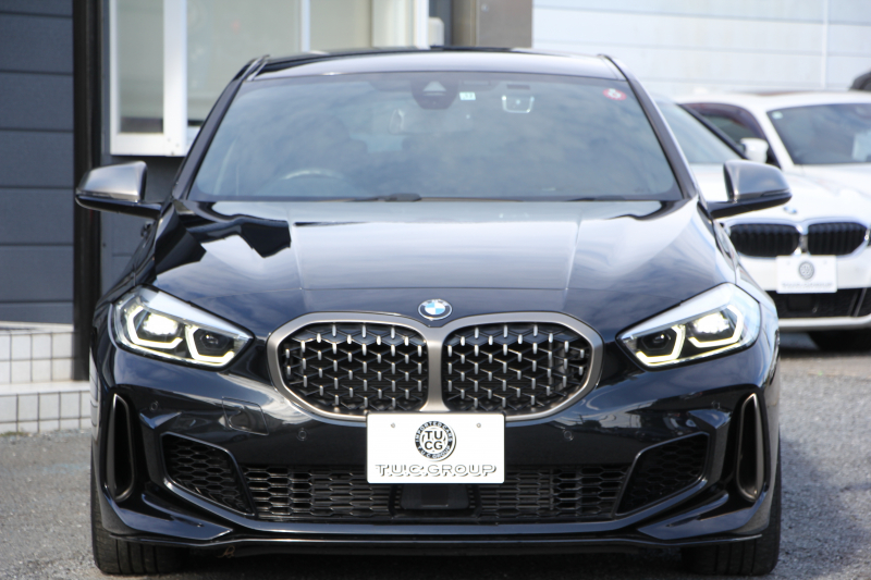 BMW 1シリーズ M135i Xdrive ﾃﾞﾋﾞｭｰP 4WD☆期間限定掲載☆1ｵｰﾅ 306馬力 Mｽﾎﾟｰﾂｼｰﾄ ｱﾀﾞﾌﾟﾃｨﾌﾞｻｽ Mｼｰﾄﾍﾞﾙﾄ ｼｰﾄﾋｰﾀｰ ｺﾝﾌｫｰﾄP ﾗｲﾌﾞｺｯｸﾋﾟｯﾄ 追ACC 電動ﾄﾗﾝｸ ｱｯﾌﾟﾙｶｰﾌﾟﾚｲ対応 純正ﾅﾋﾞPｱｼｽﾄ LEDﾍｯﾄﾞﾗｲﾄ ﾚｰﾝC警告 衝突軽減ﾌﾞﾚｰｷ 2年保証