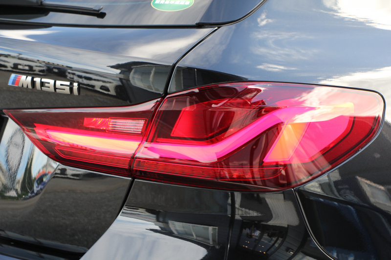 BMW 1シリーズ M135i Xdrive ﾃﾞﾋﾞｭｰP 4WD☆期間限定掲載☆1ｵｰﾅ 306馬力 Mｽﾎﾟｰﾂｼｰﾄ ｱﾀﾞﾌﾟﾃｨﾌﾞｻｽ Mｼｰﾄﾍﾞﾙﾄ ｼｰﾄﾋｰﾀｰ ｺﾝﾌｫｰﾄP ﾗｲﾌﾞｺｯｸﾋﾟｯﾄ 追ACC 電動ﾄﾗﾝｸ ｱｯﾌﾟﾙｶｰﾌﾟﾚｲ対応 純正ﾅﾋﾞPｱｼｽﾄ LEDﾍｯﾄﾞﾗｲﾄ ﾚｰﾝC警告 衝突軽減ﾌﾞﾚｰｷ 2年保証