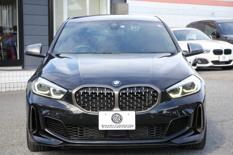 BMW 1シリーズ M135i Xdrive ﾃﾞﾋﾞｭｰP 4WD☆期間限定掲載☆1ｵｰﾅ 306馬力 Mｽﾎﾟｰﾂｼｰﾄ ｱﾀﾞﾌﾟﾃｨﾌﾞｻｽ Mｼｰﾄﾍﾞﾙﾄ ｼｰﾄﾋｰﾀｰ ｺﾝﾌｫｰﾄP ﾗｲﾌﾞｺｯｸﾋﾟｯﾄ 追ACC 電動ﾄﾗﾝｸ ｱｯﾌﾟﾙｶｰﾌﾟﾚｲ対応 純正ﾅﾋﾞPｱｼｽﾄ LEDﾍｯﾄﾞﾗｲﾄ ﾚｰﾝC警告 衝突軽減ﾌﾞﾚｰｷ 2年保証