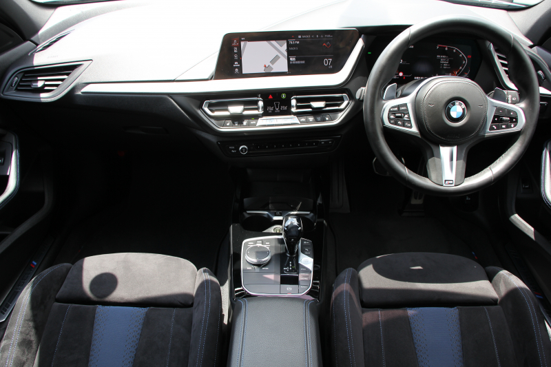 BMW 1シリーズ M135i Xdrive ﾃﾞﾋﾞｭｰP 4WD☆期間限定掲載☆1ｵｰﾅ 306馬力 Mｽﾎﾟｰﾂｼｰﾄ ｱﾀﾞﾌﾟﾃｨﾌﾞｻｽ Mｼｰﾄﾍﾞﾙﾄ ｼｰﾄﾋｰﾀｰ ｺﾝﾌｫｰﾄP ﾗｲﾌﾞｺｯｸﾋﾟｯﾄ 追ACC 電動ﾄﾗﾝｸ ｱｯﾌﾟﾙｶｰﾌﾟﾚｲ対応 純正ﾅﾋﾞPｱｼｽﾄ LEDﾍｯﾄﾞﾗｲﾄ ﾚｰﾝC警告 衝突軽減ﾌﾞﾚｰｷ 2年保証