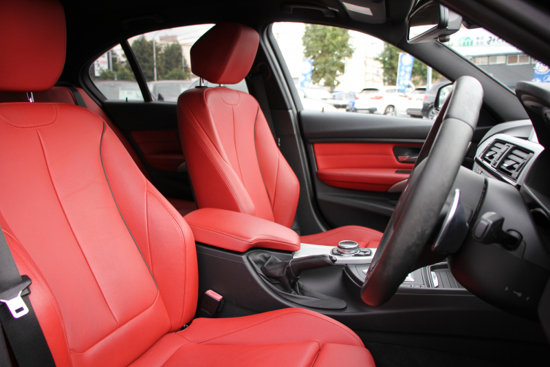 BMW 3シリーズ 320i Mｽﾎﾟｰﾂ 前期最終 ﾋｰﾀｰ赤革 追従ACC ETC2.0 ﾌﾙｾｸﾞTV 衝突軽減ﾌﾞﾚｰｷ 車線逸脱警告 歩行者警告 ﾀｯﾁﾊﾟｯﾄﾞ対応HDDﾅﾋﾞBluetooth接続 ｽﾏｰﾄｷｰ ﾊﾟﾄﾞﾙｼﾌﾄ 専用ｴｱﾛ ｵﾌﾟｼｮﾝ19AW 2年保証