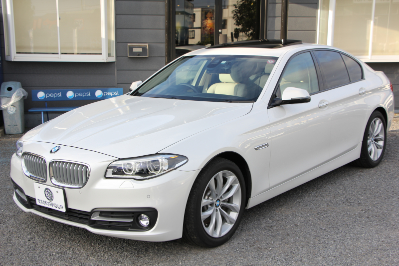 BMW 5シリーズ 523d ｸﾞﾚｰｽﾗｲﾝ 限定車 LCI後期 ｻﾝﾙｰﾌ ｵｲｽﾀｰﾚｻﾞｰ LEDﾍｯﾄﾞﾗｲﾄ 液晶ﾒｰﾀｰ 追従ACC ﾚｰﾝﾁｪﾝｼﾞ警告 衝突軽減ﾌﾞﾚｰｷ 車線逸脱警告 歩行者警告 Mｽﾎﾟｰﾂｽﾃｱﾘﾝｸﾞ真珠色 専用ｸﾞﾘﾙ 2年保証