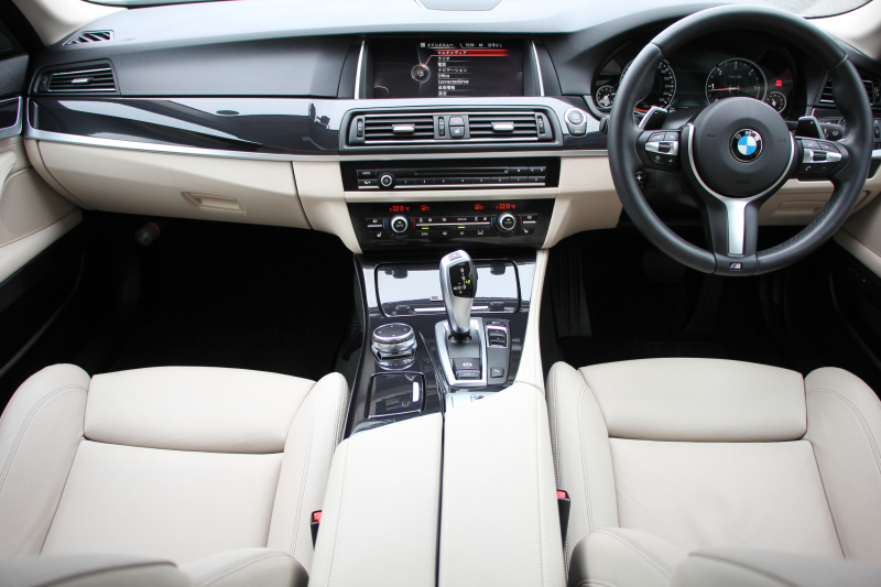BMW 5シリーズ 523d ｸﾞﾚｰｽﾗｲﾝ 限定車 LCI後期 ｻﾝﾙｰﾌ ｵｲｽﾀｰﾚｻﾞｰ LEDﾍｯﾄﾞﾗｲﾄ 液晶ﾒｰﾀｰ 追従ACC ﾚｰﾝﾁｪﾝｼﾞ警告 衝突軽減ﾌﾞﾚｰｷ 車線逸脱警告 歩行者警告 Mｽﾎﾟｰﾂｽﾃｱﾘﾝｸﾞ真珠色 専用ｸﾞﾘﾙ 2年保証