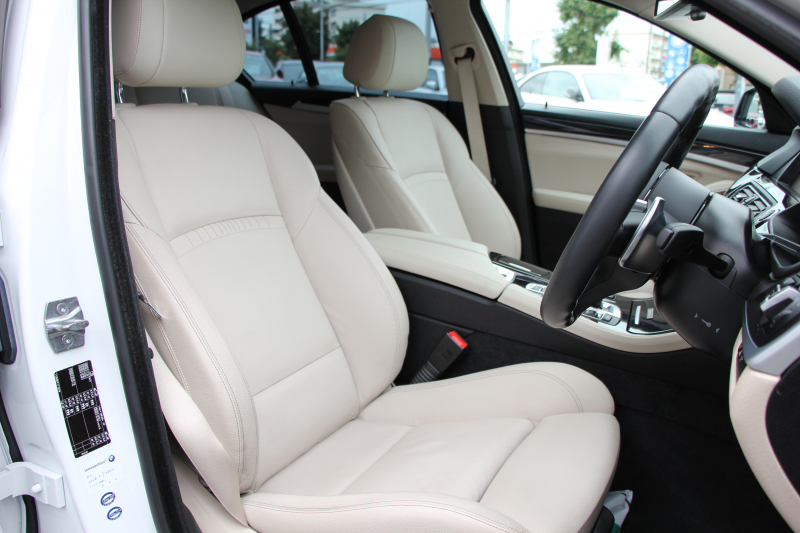 BMW 5シリーズ 523d ｸﾞﾚｰｽﾗｲﾝ 限定車 LCI後期 ｻﾝﾙｰﾌ ｵｲｽﾀｰﾚｻﾞｰ LEDﾍｯﾄﾞﾗｲﾄ 液晶ﾒｰﾀｰ 追従ACC ﾚｰﾝﾁｪﾝｼﾞ警告 衝突軽減ﾌﾞﾚｰｷ 車線逸脱警告 歩行者警告 Mｽﾎﾟｰﾂｽﾃｱﾘﾝｸﾞ真珠色 専用ｸﾞﾘﾙ 2年保証