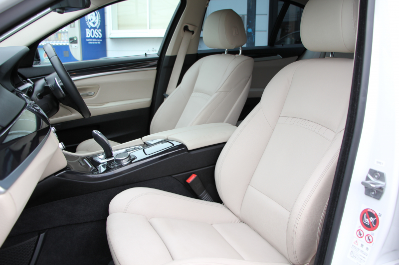 BMW 5シリーズ 523d ｸﾞﾚｰｽﾗｲﾝ 限定車 LCI後期 ｻﾝﾙｰﾌ ｵｲｽﾀｰﾚｻﾞｰ LEDﾍｯﾄﾞﾗｲﾄ 液晶ﾒｰﾀｰ 追従ACC ﾚｰﾝﾁｪﾝｼﾞ警告 衝突軽減ﾌﾞﾚｰｷ 車線逸脱警告 歩行者警告 Mｽﾎﾟｰﾂｽﾃｱﾘﾝｸﾞ真珠色 専用ｸﾞﾘﾙ 2年保証