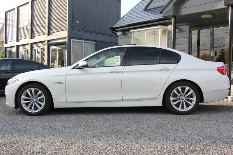 BMW 5シリーズ 523d ｸﾞﾚｰｽﾗｲﾝ 限定車 LCI後期 ｻﾝﾙｰﾌ ｵｲｽﾀｰﾚｻﾞｰ LEDﾍｯﾄﾞﾗｲﾄ 液晶ﾒｰﾀｰ 追従ACC ﾚｰﾝﾁｪﾝｼﾞ警告 衝突軽減ﾌﾞﾚｰｷ 車線逸脱警告 歩行者警告 Mｽﾎﾟｰﾂｽﾃｱﾘﾝｸﾞ真珠色 専用ｸﾞﾘﾙ 2年保証