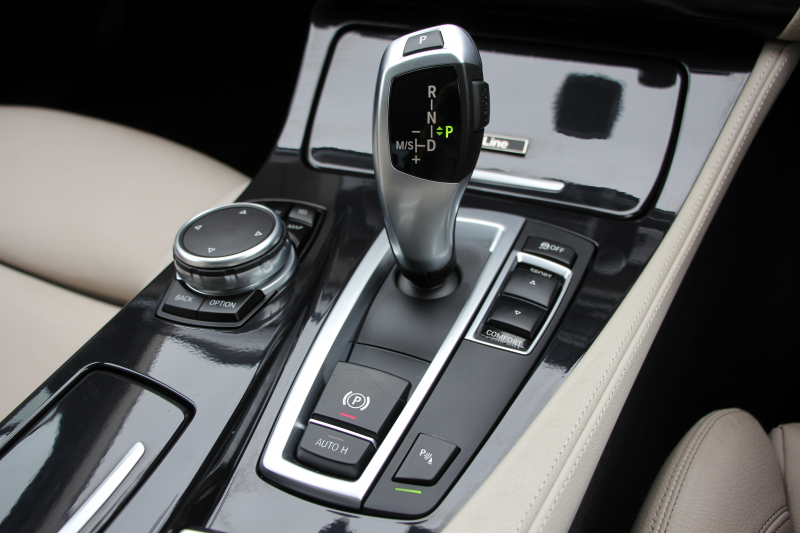 BMW 5シリーズ 523d ｸﾞﾚｰｽﾗｲﾝ 限定車 LCI後期 ｻﾝﾙｰﾌ ｵｲｽﾀｰﾚｻﾞｰ LEDﾍｯﾄﾞﾗｲﾄ 液晶ﾒｰﾀｰ 追従ACC ﾚｰﾝﾁｪﾝｼﾞ警告 衝突軽減ﾌﾞﾚｰｷ 車線逸脱警告 歩行者警告 Mｽﾎﾟｰﾂｽﾃｱﾘﾝｸﾞ真珠色 専用ｸﾞﾘﾙ 2年保証