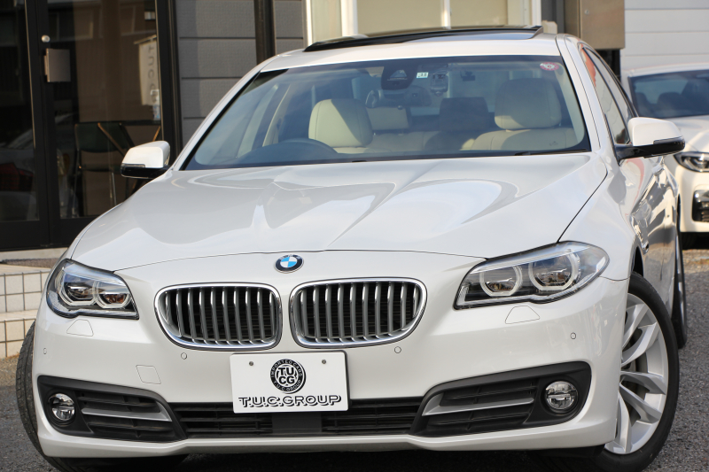 BMW 5シリーズ 523d ｸﾞﾚｰｽﾗｲﾝ 限定車 LCI後期 ｻﾝﾙｰﾌ ｵｲｽﾀｰﾚｻﾞｰ LEDﾍｯﾄﾞﾗｲﾄ 液晶ﾒｰﾀｰ 追従ACC ﾚｰﾝﾁｪﾝｼﾞ警告 衝突軽減ﾌﾞﾚｰｷ 車線逸脱警告 歩行者警告 Mｽﾎﾟｰﾂｽﾃｱﾘﾝｸﾞ真珠色 専用ｸﾞﾘﾙ 2年保証