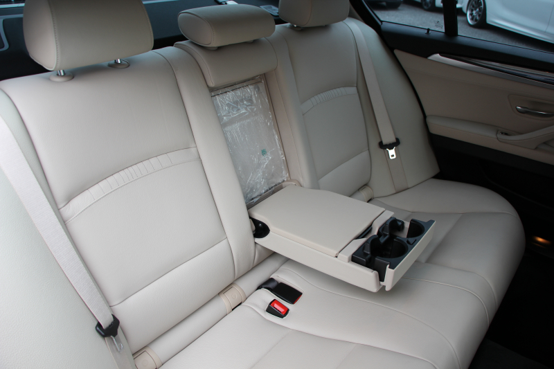 BMW 5シリーズ 523d ｸﾞﾚｰｽﾗｲﾝ 限定車 LCI後期 ｻﾝﾙｰﾌ ｵｲｽﾀｰﾚｻﾞｰ LEDﾍｯﾄﾞﾗｲﾄ 液晶ﾒｰﾀｰ 追従ACC ﾚｰﾝﾁｪﾝｼﾞ警告 衝突軽減ﾌﾞﾚｰｷ 車線逸脱警告 歩行者警告 Mｽﾎﾟｰﾂｽﾃｱﾘﾝｸﾞ真珠色 専用ｸﾞﾘﾙ 2年保証