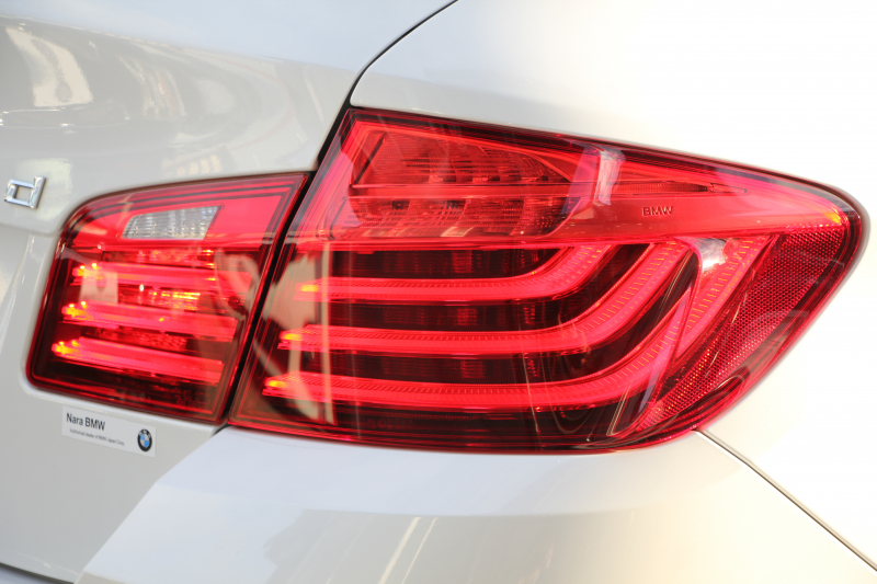 BMW 5シリーズ 523d ｸﾞﾚｰｽﾗｲﾝ 限定車 LCI後期 ｻﾝﾙｰﾌ ｵｲｽﾀｰﾚｻﾞｰ LEDﾍｯﾄﾞﾗｲﾄ 液晶ﾒｰﾀｰ 追従ACC ﾚｰﾝﾁｪﾝｼﾞ警告 衝突軽減ﾌﾞﾚｰｷ 車線逸脱警告 歩行者警告 Mｽﾎﾟｰﾂｽﾃｱﾘﾝｸﾞ真珠色 専用ｸﾞﾘﾙ 2年保証