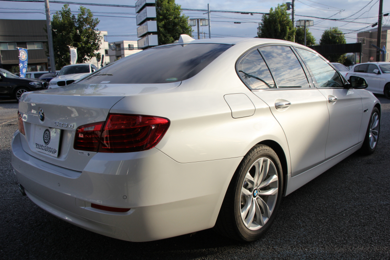 BMW 5シリーズ 523d ｸﾞﾚｰｽﾗｲﾝ 限定車 LCI後期 ｻﾝﾙｰﾌ ｵｲｽﾀｰﾚｻﾞｰ LEDﾍｯﾄﾞﾗｲﾄ 液晶ﾒｰﾀｰ 追従ACC ﾚｰﾝﾁｪﾝｼﾞ警告 衝突軽減ﾌﾞﾚｰｷ 車線逸脱警告 歩行者警告 Mｽﾎﾟｰﾂｽﾃｱﾘﾝｸﾞ真珠色 専用ｸﾞﾘﾙ 2年保証