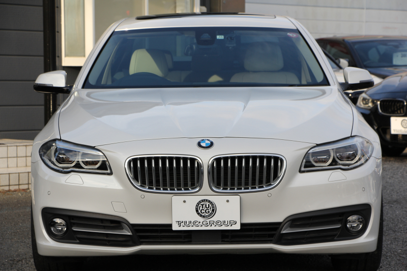 BMW 5シリーズ 523d ｸﾞﾚｰｽﾗｲﾝ 限定車 LCI後期 ｻﾝﾙｰﾌ ｵｲｽﾀｰﾚｻﾞｰ LEDﾍｯﾄﾞﾗｲﾄ 液晶ﾒｰﾀｰ 追従ACC ﾚｰﾝﾁｪﾝｼﾞ警告 衝突軽減ﾌﾞﾚｰｷ 車線逸脱警告 歩行者警告 Mｽﾎﾟｰﾂｽﾃｱﾘﾝｸﾞ真珠色 専用ｸﾞﾘﾙ 2年保証