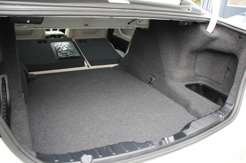 BMW 5シリーズ 523d ｸﾞﾚｰｽﾗｲﾝ 限定車 LCI後期 ｻﾝﾙｰﾌ ｵｲｽﾀｰﾚｻﾞｰ LEDﾍｯﾄﾞﾗｲﾄ 液晶ﾒｰﾀｰ 追従ACC ﾚｰﾝﾁｪﾝｼﾞ警告 衝突軽減ﾌﾞﾚｰｷ 車線逸脱警告 歩行者警告 Mｽﾎﾟｰﾂｽﾃｱﾘﾝｸﾞ真珠色 専用ｸﾞﾘﾙ 2年保証