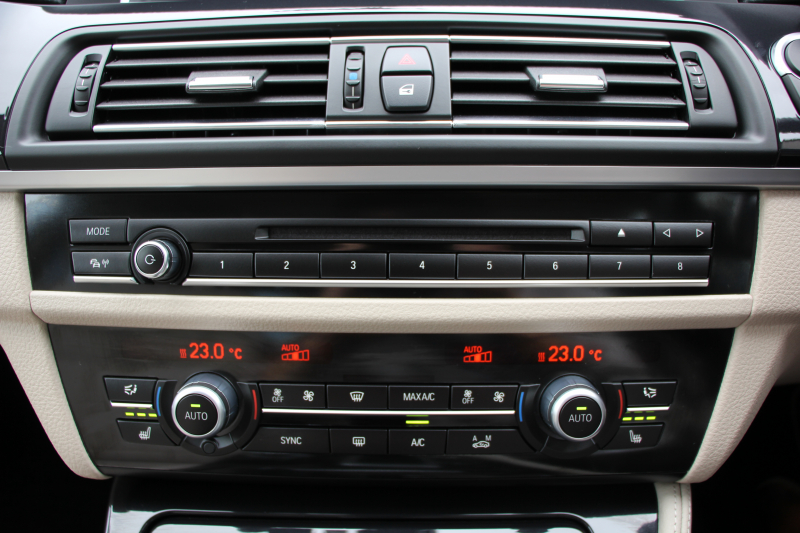 BMW 5シリーズ 523d ｸﾞﾚｰｽﾗｲﾝ 限定車 LCI後期 ｻﾝﾙｰﾌ ｵｲｽﾀｰﾚｻﾞｰ LEDﾍｯﾄﾞﾗｲﾄ 液晶ﾒｰﾀｰ 追従ACC ﾚｰﾝﾁｪﾝｼﾞ警告 衝突軽減ﾌﾞﾚｰｷ 車線逸脱警告 歩行者警告 Mｽﾎﾟｰﾂｽﾃｱﾘﾝｸﾞ真珠色 専用ｸﾞﾘﾙ 2年保証