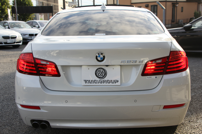 BMW 5シリーズ 523d ｸﾞﾚｰｽﾗｲﾝ 限定車 LCI後期 ｻﾝﾙｰﾌ ｵｲｽﾀｰﾚｻﾞｰ LEDﾍｯﾄﾞﾗｲﾄ 液晶ﾒｰﾀｰ 追従ACC ﾚｰﾝﾁｪﾝｼﾞ警告 衝突軽減ﾌﾞﾚｰｷ 車線逸脱警告 歩行者警告 Mｽﾎﾟｰﾂｽﾃｱﾘﾝｸﾞ真珠色 専用ｸﾞﾘﾙ 2年保証