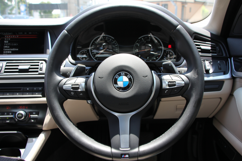 BMW 5シリーズ 523i ｸﾞﾚｰｽﾗｲﾝ 限定車 LCI後期 1ｵｰﾅ ｻﾝﾙｰﾌ ｵｲｽﾀｰﾚｻﾞｰ LEDﾍｯﾄﾞﾗｲﾄ 液晶ﾒｰﾀｰ 追従ACC ﾚｰﾝﾁｪﾝｼﾞ警告 衝突軽減ﾌﾞﾚｰｷ 車線逸脱警告 歩行者警告 Mｽﾎﾟｰﾂｽﾃｱﾘﾝｸﾞ専用ｸﾞﾘﾙ 2年保証