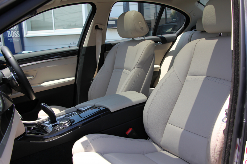 BMW 5シリーズ 523i ｸﾞﾚｰｽﾗｲﾝ 限定車 LCI後期 1ｵｰﾅ ｻﾝﾙｰﾌ ｵｲｽﾀｰﾚｻﾞｰ LEDﾍｯﾄﾞﾗｲﾄ 液晶ﾒｰﾀｰ 追従ACC ﾚｰﾝﾁｪﾝｼﾞ警告 衝突軽減ﾌﾞﾚｰｷ 車線逸脱警告 歩行者警告 Mｽﾎﾟｰﾂｽﾃｱﾘﾝｸﾞ専用ｸﾞﾘﾙ 2年保証