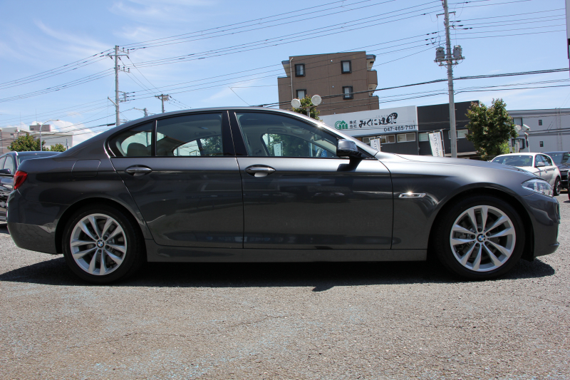 BMW 5シリーズ 523i ｸﾞﾚｰｽﾗｲﾝ 限定車 LCI後期 1ｵｰﾅ ｻﾝﾙｰﾌ ｵｲｽﾀｰﾚｻﾞｰ LEDﾍｯﾄﾞﾗｲﾄ 液晶ﾒｰﾀｰ 追従ACC ﾚｰﾝﾁｪﾝｼﾞ警告 衝突軽減ﾌﾞﾚｰｷ 車線逸脱警告 歩行者警告 Mｽﾎﾟｰﾂｽﾃｱﾘﾝｸﾞ専用ｸﾞﾘﾙ 2年保証
