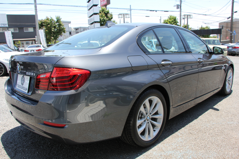 BMW 5シリーズ 523i ｸﾞﾚｰｽﾗｲﾝ 限定車 LCI後期 1ｵｰﾅ ｻﾝﾙｰﾌ ｵｲｽﾀｰﾚｻﾞｰ LEDﾍｯﾄﾞﾗｲﾄ 液晶ﾒｰﾀｰ 追従ACC ﾚｰﾝﾁｪﾝｼﾞ警告 衝突軽減ﾌﾞﾚｰｷ 車線逸脱警告 歩行者警告 Mｽﾎﾟｰﾂｽﾃｱﾘﾝｸﾞ専用ｸﾞﾘﾙ 2年保証