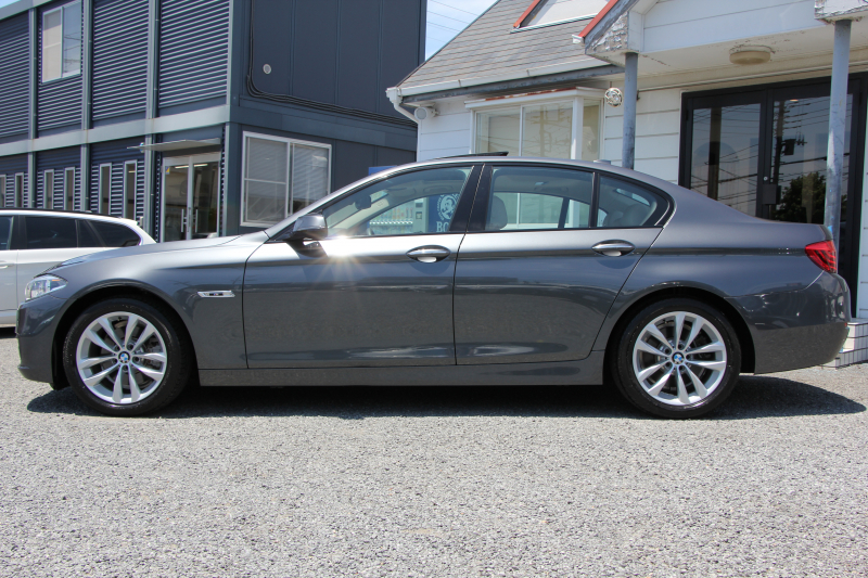 BMW 5シリーズ 523i ｸﾞﾚｰｽﾗｲﾝ 限定車 LCI後期 1ｵｰﾅ ｻﾝﾙｰﾌ ｵｲｽﾀｰﾚｻﾞｰ LEDﾍｯﾄﾞﾗｲﾄ 液晶ﾒｰﾀｰ 追従ACC ﾚｰﾝﾁｪﾝｼﾞ警告 衝突軽減ﾌﾞﾚｰｷ 車線逸脱警告 歩行者警告 Mｽﾎﾟｰﾂｽﾃｱﾘﾝｸﾞ専用ｸﾞﾘﾙ 2年保証