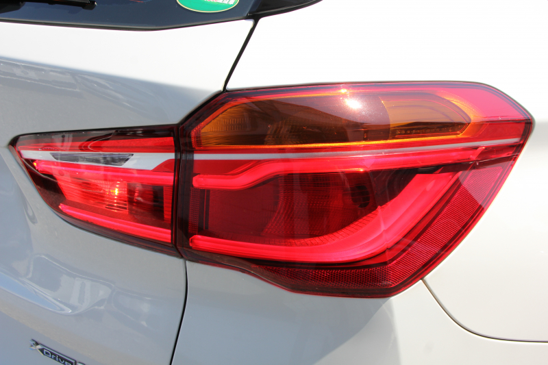 BMW X1 Xdrive18d Mｽﾎﾟｰﾂ ﾊｲﾗｲﾝ☆期間限定掲載☆真珠色 中期 変更後ﾓﾃﾞﾙ 変更後ﾒｰﾀｰ ﾋｰﾀｰ黒革 電動ｼｰﾄ LEDﾍｯﾄﾞﾗｲﾄ 追従ACC HUD 変更後ﾀｯﾁﾊﾟﾈﾙ対応HDDﾅﾋﾞBluetooth接続 Pｱｼｽﾄ Bｶﾒﾗ ｺﾝﾌｫｰﾄP 電動ﾄﾗﾝｸ 18AW 衝突軽減ﾌﾞﾚｰｷ 車線逸脱警告 歩行者警告 2年保証