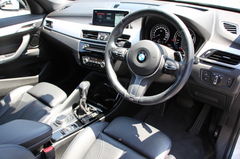 BMW X1 Xdrive18d Mｽﾎﾟｰﾂ ﾊｲﾗｲﾝ☆期間限定掲載☆真珠色 中期 変更後ﾓﾃﾞﾙ 変更後ﾒｰﾀｰ ﾋｰﾀｰ黒革 電動ｼｰﾄ LEDﾍｯﾄﾞﾗｲﾄ 追従ACC HUD 変更後ﾀｯﾁﾊﾟﾈﾙ対応HDDﾅﾋﾞBluetooth接続 Pｱｼｽﾄ Bｶﾒﾗ ｺﾝﾌｫｰﾄP 電動ﾄﾗﾝｸ 18AW 衝突軽減ﾌﾞﾚｰｷ 車線逸脱警告 歩行者警告 2年保証