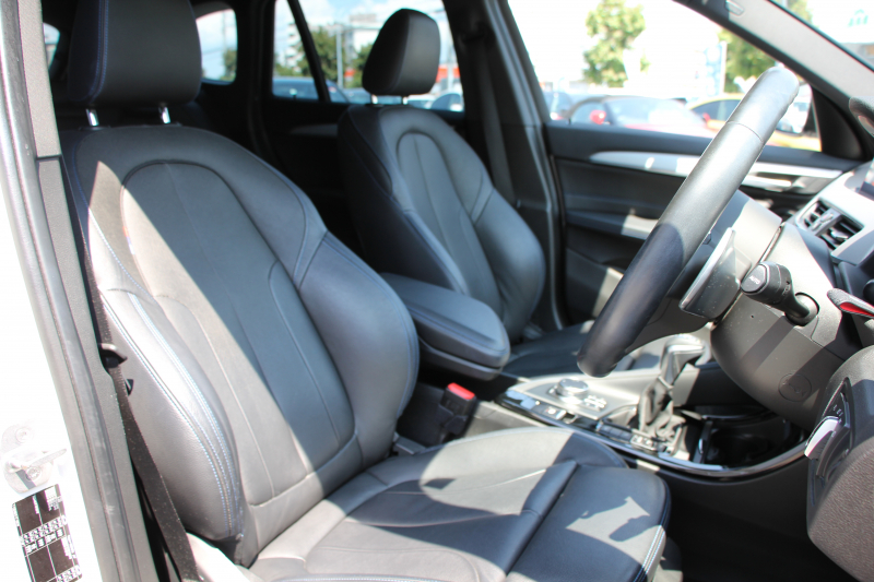 BMW X1 Xdrive18d Mｽﾎﾟｰﾂ ﾊｲﾗｲﾝ☆期間限定掲載☆真珠色 中期 変更後ﾓﾃﾞﾙ 変更後ﾒｰﾀｰ ﾋｰﾀｰ黒革 電動ｼｰﾄ LEDﾍｯﾄﾞﾗｲﾄ 追従ACC HUD 変更後ﾀｯﾁﾊﾟﾈﾙ対応HDDﾅﾋﾞBluetooth接続 Pｱｼｽﾄ Bｶﾒﾗ ｺﾝﾌｫｰﾄP 電動ﾄﾗﾝｸ 18AW 衝突軽減ﾌﾞﾚｰｷ 車線逸脱警告 歩行者警告 2年保証