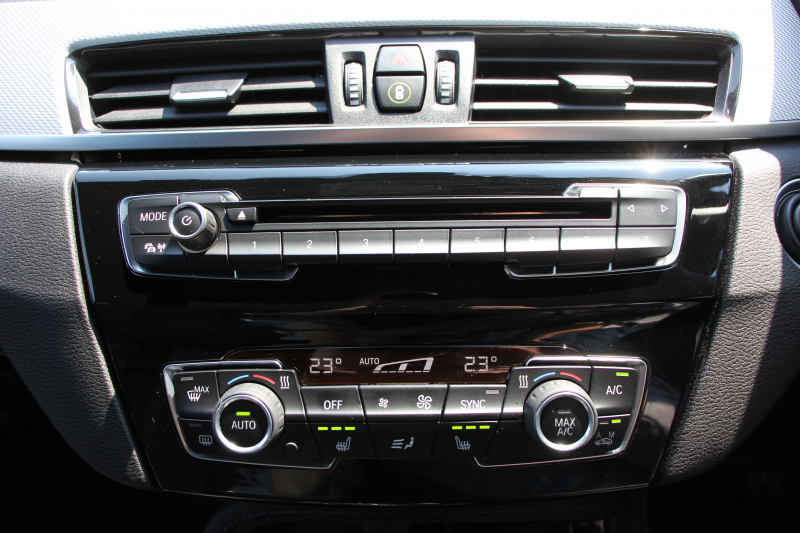 BMW X1 Xdrive18d Mｽﾎﾟｰﾂ ﾊｲﾗｲﾝ☆期間限定掲載☆真珠色 中期 変更後ﾓﾃﾞﾙ 変更後ﾒｰﾀｰ ﾋｰﾀｰ黒革 電動ｼｰﾄ LEDﾍｯﾄﾞﾗｲﾄ 追従ACC HUD 変更後ﾀｯﾁﾊﾟﾈﾙ対応HDDﾅﾋﾞBluetooth接続 Pｱｼｽﾄ Bｶﾒﾗ ｺﾝﾌｫｰﾄP 電動ﾄﾗﾝｸ 18AW 衝突軽減ﾌﾞﾚｰｷ 車線逸脱警告 歩行者警告 2年保証